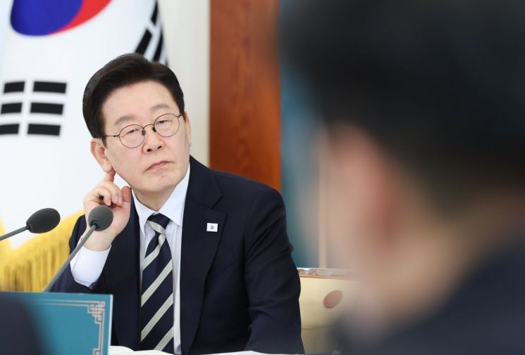 이재명 대통령이 25일 청와대에서 열린 확대국가관광전략회의에서 참석자 발언을 듣고 있다. 연합뉴스