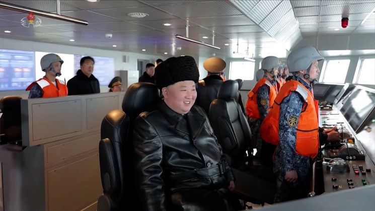 김정은 북한 국무위원장이 지난 3~4일 취역을 앞둔 5000t급 신형 구축함 '최현호'를 찾아 항해시험에 직접 탑승해 훈련 실태를 점검하고 함대지 전략순항미사일 시험발사를 참관했다고 조선중앙TV가 5일 보도했다. 연