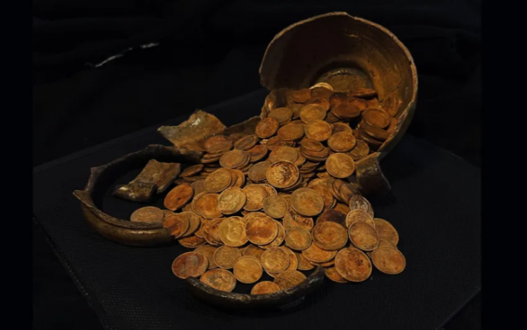 러시아 북서부 한 고택 아래에서 1917년 이전 주조된 것으로 추정되는 금화가 발견됐다. 러시아 과학 아카데미 고고학 연구소