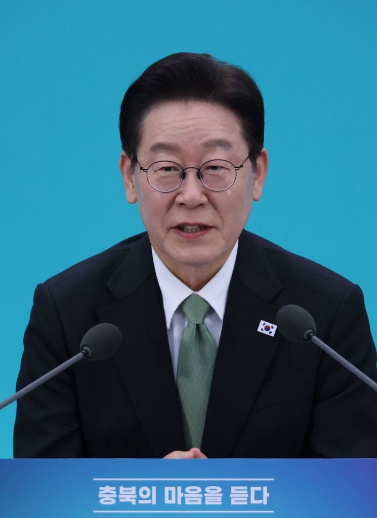 기름값 상한제 첫날 김정관 발언 요약: 석유 최고가격제 시행 첫 날, 김정관이 폭리 행위 반대 입장을 밝혔다. 정부는 기름값 바가지를 신고해달라고 요청했다.