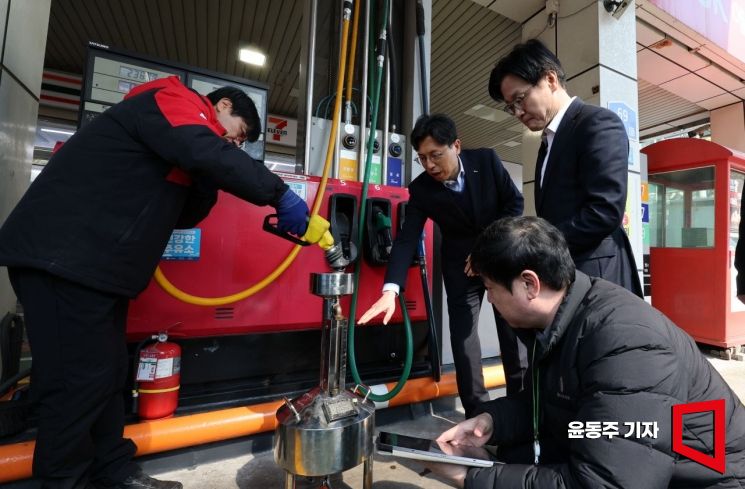 석유 최고가격제 시행 첫 날인 13일 김정관 산업부 장관이 서울 마포의 한 주유소를 방문 한국석유곤리원들과 정량을 확인 및 현장 점검을 하고 있다. 2026.03.13 윤동주 기자