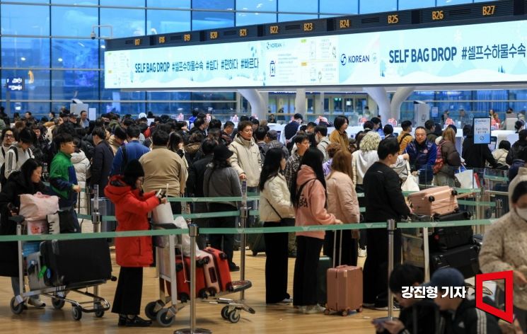 인천국제공항 제2여객터미널을 찾은 여행객들이 수하물을 수속하기 위해 줄을 서고 있다.아시아경제DB