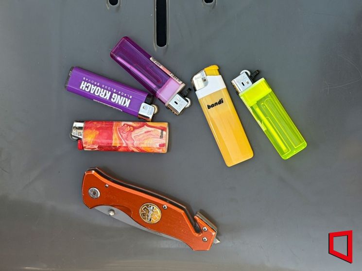 경찰이 21일 서울 광화문 광장 일대 검문소에서 수거한 주머니 칼과 라이터 등 물품. 박호수 기자