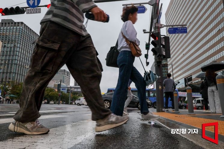 지난해 10월 서울 종로구 세종로 네거리에서 추석 연휴를 마친 직장인들이 출근길에 오르고 있다.강진형 기자