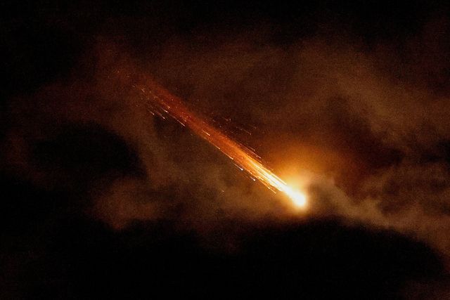 미국·이스라엘과 이란 간 충돌이 이어지는 가운데 28일 이스라엘 아슈켈론에서 요격 시도 과정 당시 발생한 빛의 궤적이 하늘을 밝히고 있다.로이터·연합뉴스