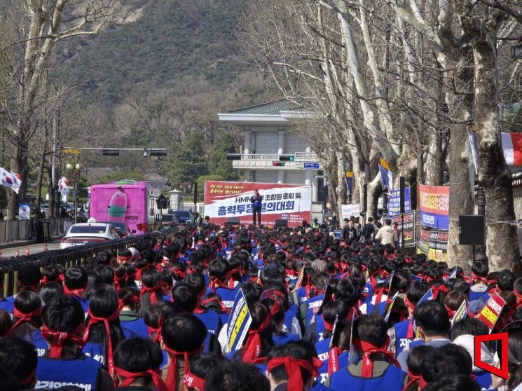 HMM 육상노조가 2일 오후 서울 종로구 청와대 앞에 조합원 총회 및 총력투쟁 결의대회를 위해 모였다.최영찬 기자