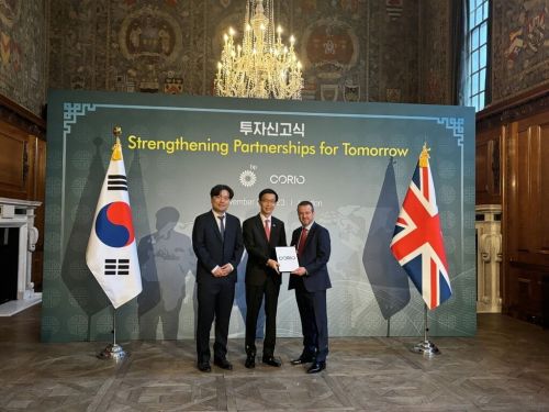 2023년 11월 윤석열 전 대통령의 영국 국빈 방문 기간 영국 런던에서 코리오제너레이션과 한국 정부 간 투자 신고식이 열렸다.  투자 신고식에는 방문규 당시 산업통상자원부 장관(사진 가운데), 조너선 콜 코리오 최