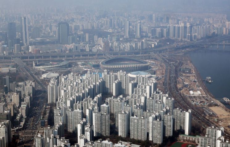 View of apartments in the Gangnam 3 districts from Lotte World Tower in Songpa-gu, Seoul. Yonhap News