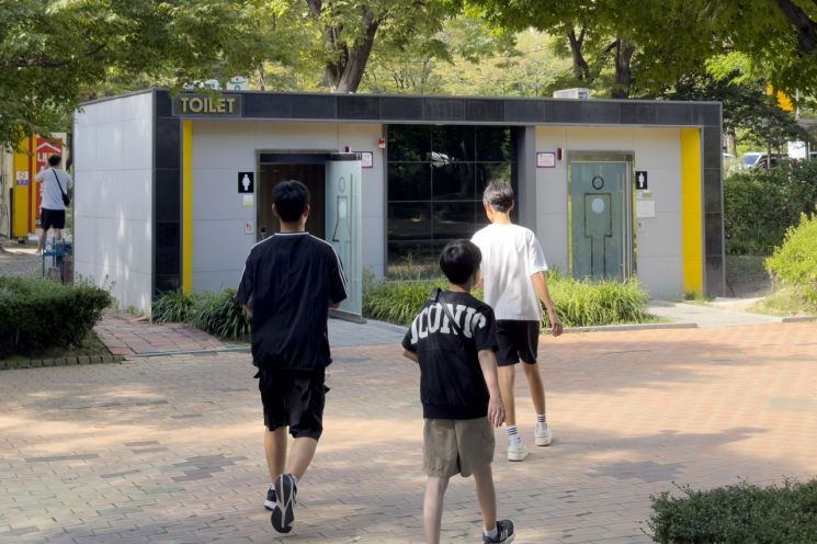 사실은 업장 측의 배려였지만 우리는 너무나 당연하게 받아들여 온 문화가 있다. 바로 영업장 내 화장실 사용이다. 유럽 등 해외에서는 화장실 이용이 유료인 경우가 많지만, 국내에서는 '무료'라는 인식이 오랫동안 자연스