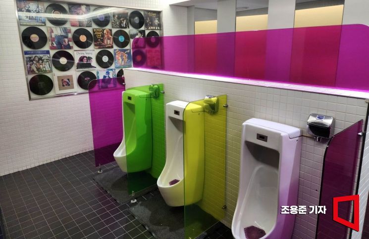 결국 이번 논쟁은 단순한 요금 문제가 아니라 사회적 인식과 문화의 충돌이라는 분석이 나온다. 업주에게는 비용과 관리 부담을 덜기 위한 현실적 선택이지만, 이용자에게는 최소한의 편의를 기대하는 기본적 요구이기 때문이다