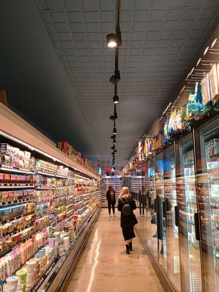 뉴욕 맨해튼에 위치한 마트에서 고객이 물건을 구입하고 있다. 뉴욕(미국)=황윤주 특파원