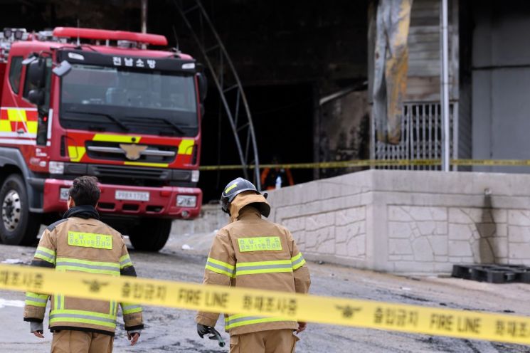 12일 전남 완도군 군외면 한 수산물 가공업체에서 화재 조사가 이뤄지고 있다. 이날 오전 8시 25분께 공장 냉동창고에서 난 불로 내부에 진입하던 소방관 2명이 숨졌다. 연합뉴스