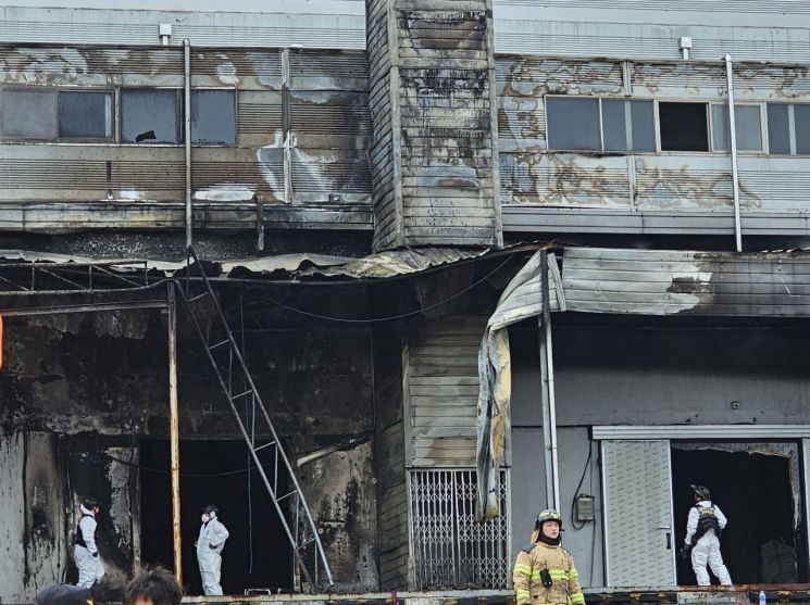 화마가 휩쓸고 간 전남 완도의 한 수산물 가공공장 앞, 화재 현황이 당시의 긴박함을 보여주고 있다. 이 화재로 작업을 하던  소방관 2명이 목숨을 잃었다. 이준경 기자