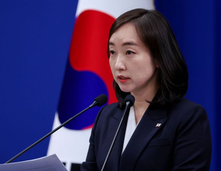 전은수 대변인이 12일 청와대 춘추관에서 이날 김용범 정책실장 주재로 열린 비상경제 현안점검회의 관련 브리핑을 하고 있다. 2026.4.12 연합뉴스