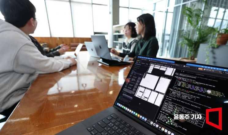 김혜린 오파크 대표가 AI에게 업무 지시 후 팀원들과 회의를 하고 있다. 김 대표는 AI가 개발자 4명 정도의 업무 역량을 보여줘 타 프로젝트와 동시에 업무를 진행할 수 있게 되었다고 말했다. 윤동주 기자