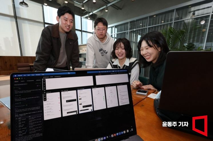 김혜린 오파크 대표(오른쪽 두번째)가 AI에게 업무 지시 후 팀원들과 회의를 하고 있다. 김 대표는 AI가 개발자 4명 정도의 업무 역량을 보여줘 타 프로젝트와 동시에 업무를 진행할수 있게 되었다고 말했다. 윤동주