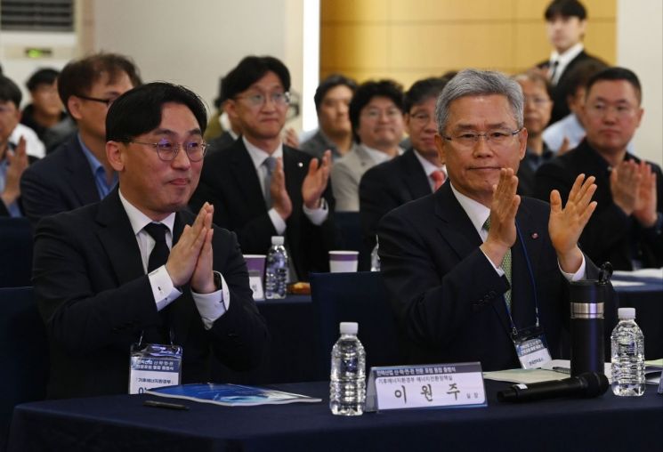 지난 17일 한전 아트센터에서 열린 '전력산업 산·학·연·관 전문 포럼' 통합 발족식에서 김동철 한국전력공사 사장(오른쪽) 이원주 기후에너지환경부 에너지전환정책실장이 포럼 발족을 축하하고 있다. 한국전력공사.