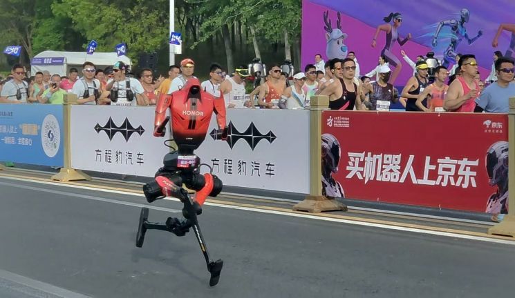 19일 중국 베이징시 이좡에서 개최된 '제2회 휴머노이드 로봇 하프마라톤 대회'에 참가한 아너의 '샨뎬'이 출발해 빠르게 뛰고 있다. 연합뉴스