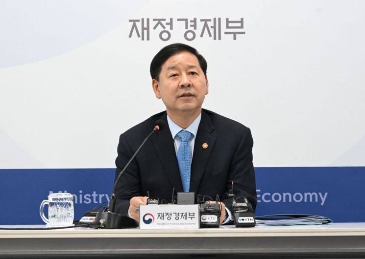구윤철 부총리 겸 재정경제부 장관이 11일 정부세종청사 중앙동 재경부 기자실에서 열린 출입기자간담회에서 발언하고 있다.연합뉴스