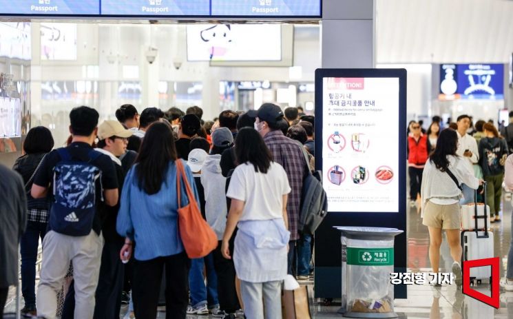 유류할증료 부담과 항공편 감축이 동시에 겹친 가운데,여름 성수기를 앞둔 여행객들의 불안은 쉽게 가라앉지 않을 전망이다.강진형 기자