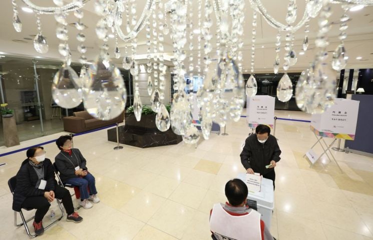 웨딩홀·검도장·고깃집까지?…내일 유권자 맞는 동네 속 '이색 <b>투표소</b>...