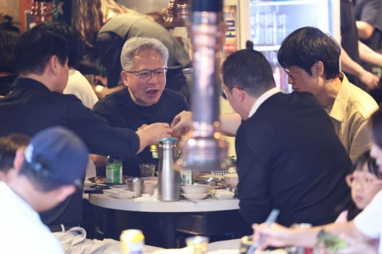 "한국은 시간 쪼개 방문했는데" 日 언론, 젠슨 황 일본 패싱에 충격