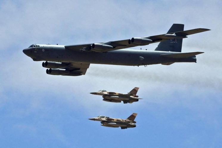 美 <b>B-52</b> 전략<b>폭격기</b>, 캘리포니아서 이륙 직후 추락…원인 조사중
