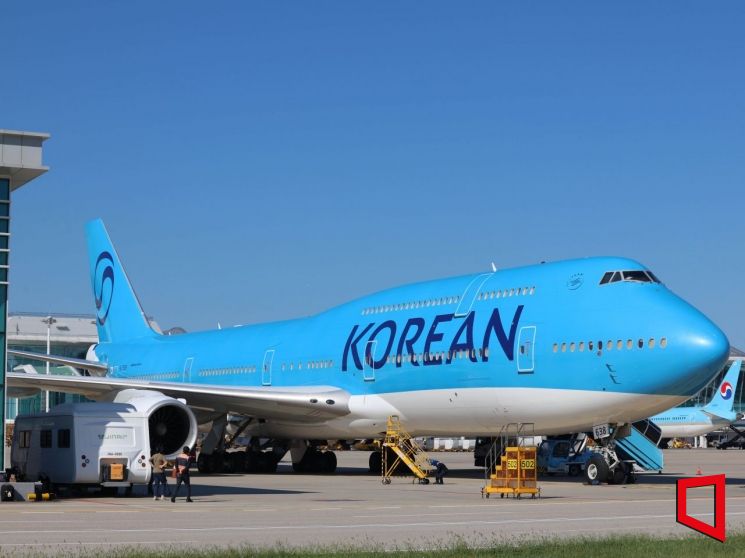 대한항공 B747-8i 전세기가 10일 오전 인천국제공항 2터미널 계류장에서 이륙을 준비하고 있다.공항사진기자단