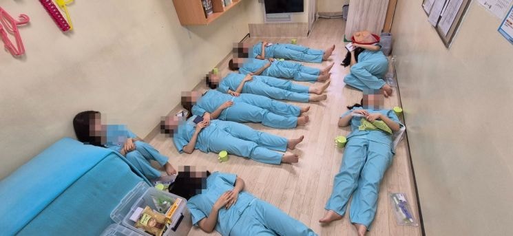 "머리채 잡히고 발로 채이고" 일상…'5평에 9명 빽빽' 청주女교도소, 찜통더위 실상[르포]