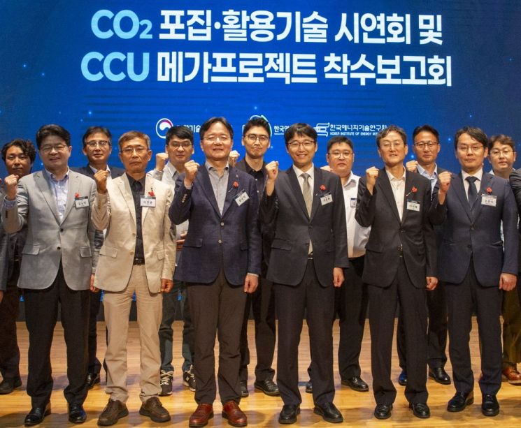 LG화학 최고기술책임자(CTO) 심규석 전무(왼쪽에서 세 번째)와 김노마 기반기술 연구소장(왼쪽에서 첫 번째)이 24일 한국에너지기술연구원에서 열린‘CO₂ 포집·활용(CCU) 기술 시연회 및 CCU 메가프로젝트 착