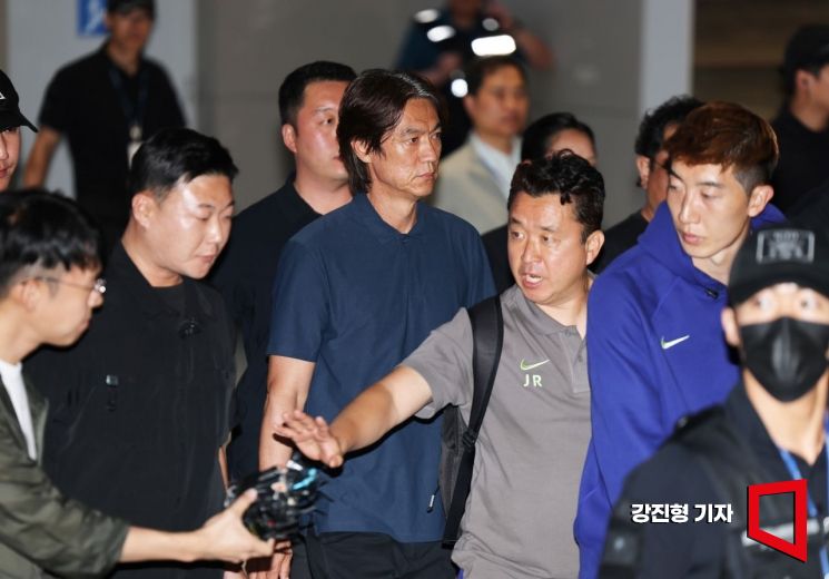2026 북중미 월드컵에서 32강 토너먼트 진출에 실패하면서 역대 최악의 성적을 낸 홍명보 전 축구대표팀 감독이 지난달 30일 인천국제공항 제2여객터미널을 통해 귀국 하고 있다. 강진형 기자