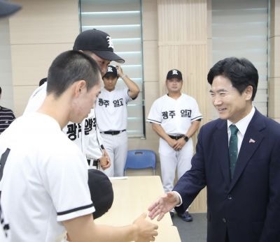 <b>김대중 교육감</b>, '지역 비하 상처' 광주일고 야구부방문 <b>격려</b>