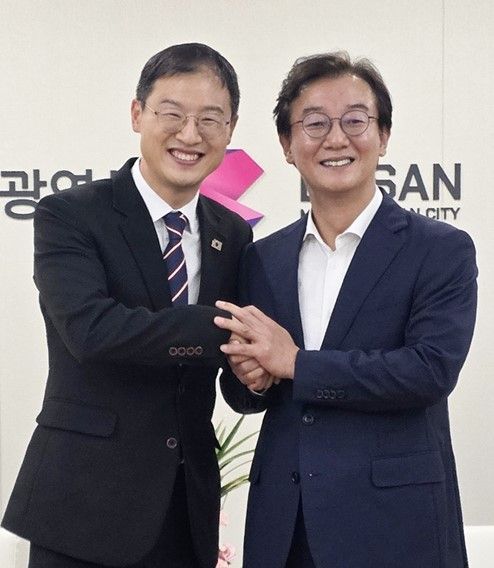 2일 부산시청에서 전재수 부산시장(오른쪽)과 김상욱 울산시장이 만나 두 도시간 협력에 관해 논의한 뒤 카메라 앞에 섰다.