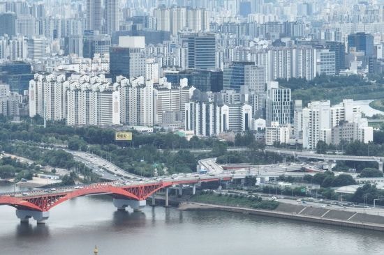 '여력 있지만 풍선효과 경계'…주담대 금리 올리는 지방은행