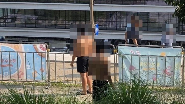 "아이와 물놀이 갔는데, 코 앞에서 담배 풀풀"…한강수영장의 불편한 여름