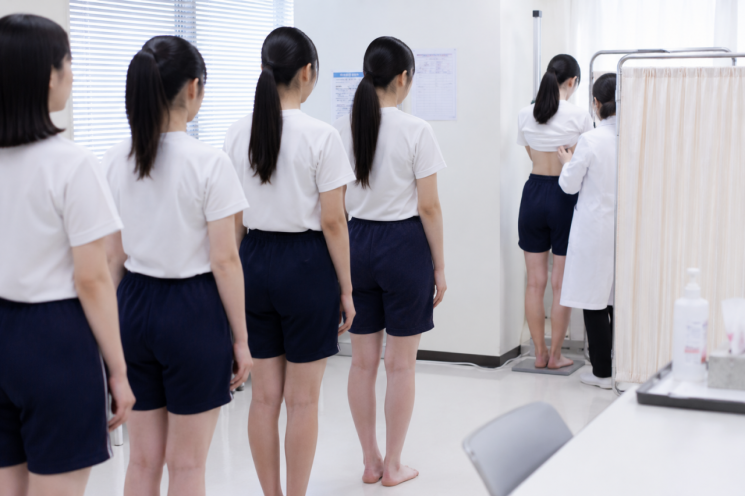 "학교에서 왜 속옷을 벗어야 하죠?"…'여학생 건강검진' 논란에 일본 발칵
