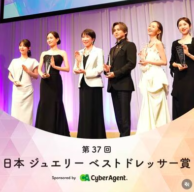 지난 4일 도쿄에서 열린 ‘제37회 일본 주얼리 베스트 드레서상’에서 보석을 착용하고 환하게 웃고있는 다카이치 사나에 일본 총리(가운데). 엑스 캡처