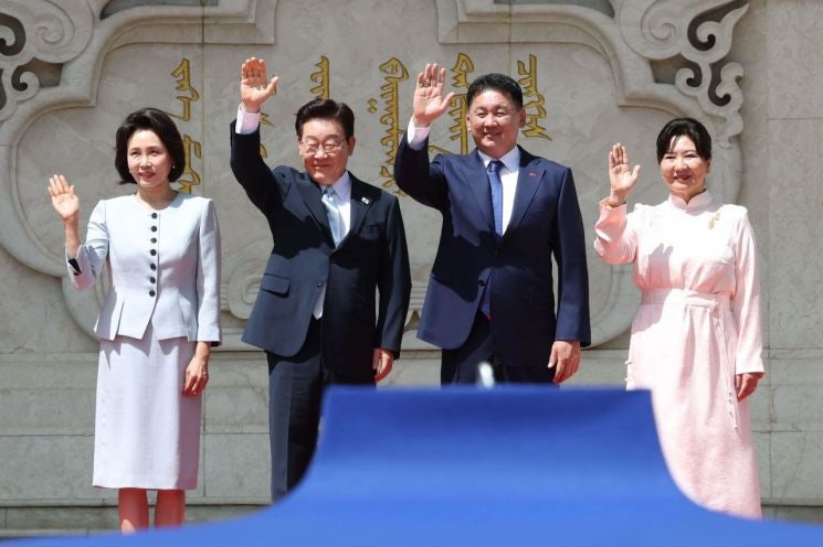 李대통령, 김혜경 여사와 몽골 '서울의 거리' 한식 먹방