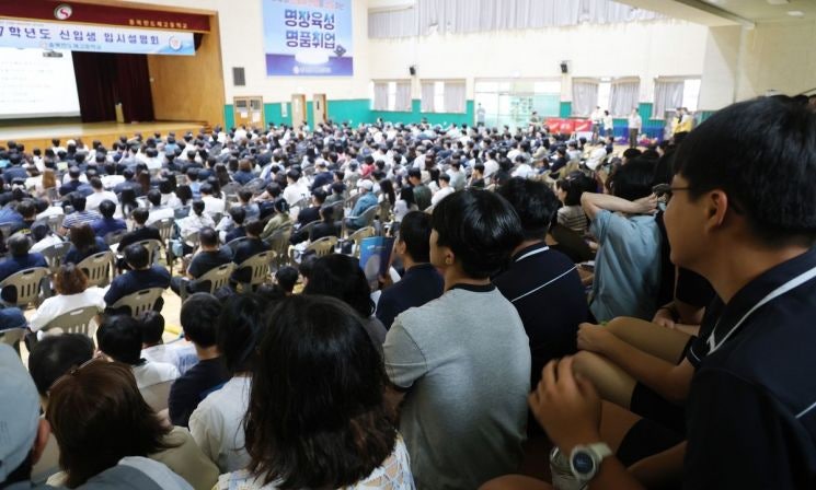 "대학 건너뛰고 삼전닉스 직행버스 타자" 전국서 몰렸다…<b>반도체</b>高 입시...