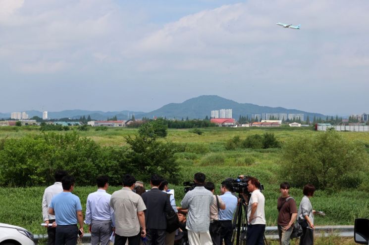 7일 전남광주 광산구 광주 군 공항 상공으로 여객기가 날아오르고 있다.정부는 호남권 반도체 클러스터 부지로 광주 군 공항을 선정했다.연합뉴스