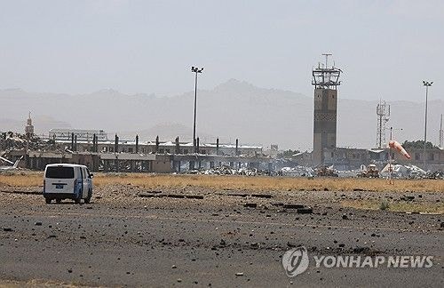 <b>예멘 수도 공항</b>에 <b>공습</b>…후티 "사우디 소행, 휴전 종료"