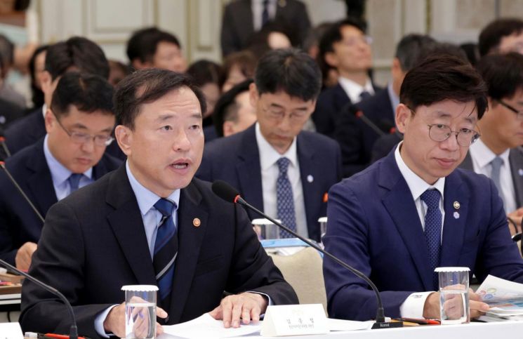 김종철 방송미디어통신위원장이 16일 청와대 영빈관에서 열린 이재명 대통령 주재 업무보고에서 보고하고 있다.연합뉴스