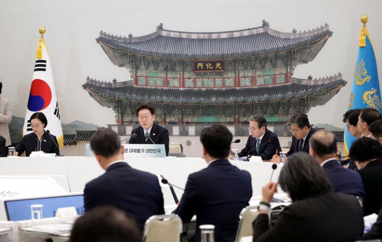 이재명 대통령이 16일 청와대 영빈관에서 열린 부처 업무보고에서 발언하고 있다.연합뉴스