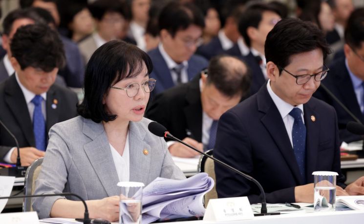 송경희 개인정보보호위원장이 16일 청와대 영빈관에서 부처 업무보고를 하고 있다.연합뉴스