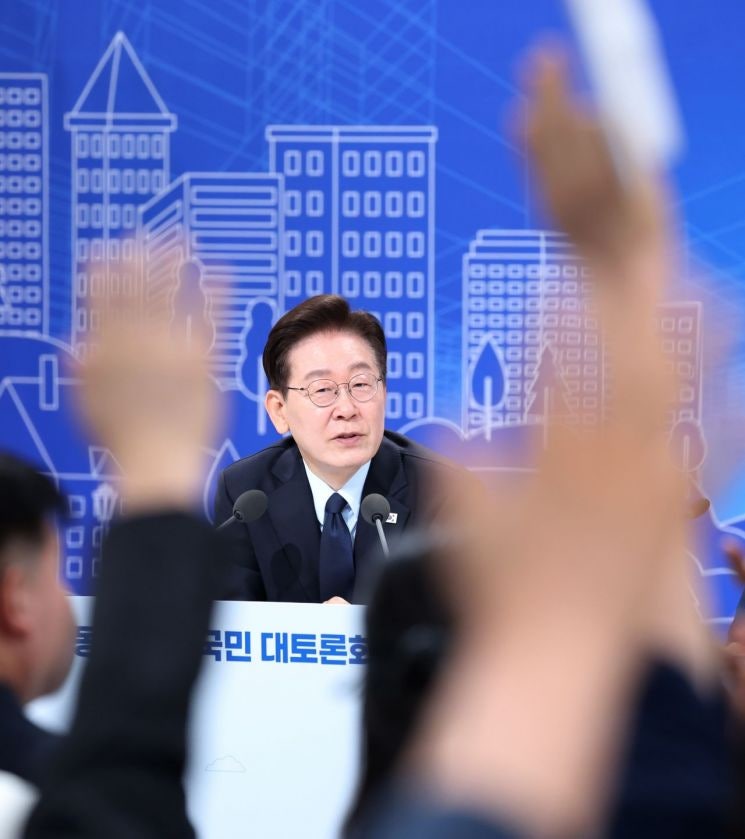 李대통령 "<b>전세대출</b> 확대, 집값 폭등 원인 돼"…추가 <b>규제 강화</b> 시사