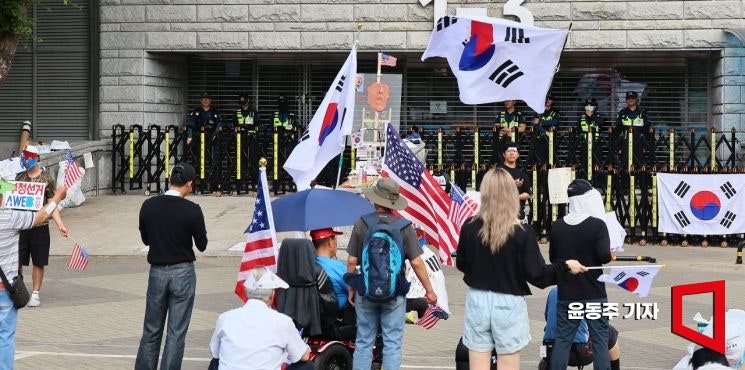 경찰, <b>개표소</b>서 취재진 <b>폭행</b>한 시위대 구속영장 신청