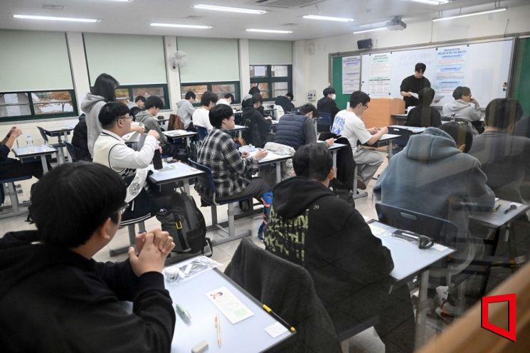2026학년도 대학수학능력시험(수능)이 치러진 13일 오전 서울 종로구 경복고등학교에 마련된 고사장에서 수험생들이 시험을 준비하고 있다.251113.사진공동취재단
