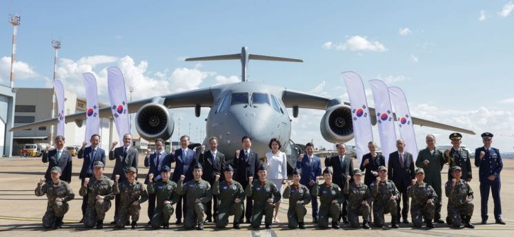 브라질 도착한 李<b>대통령</b>, 첫 일정으로 군 <b>수송기</b> 'C-390' <b>시찰</b>…"국방협...
