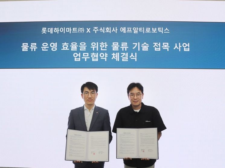 <b>롯데하이마트</b>, AI 웨어러블 로봇 도입…가전 배송·설치 부담 줄인다