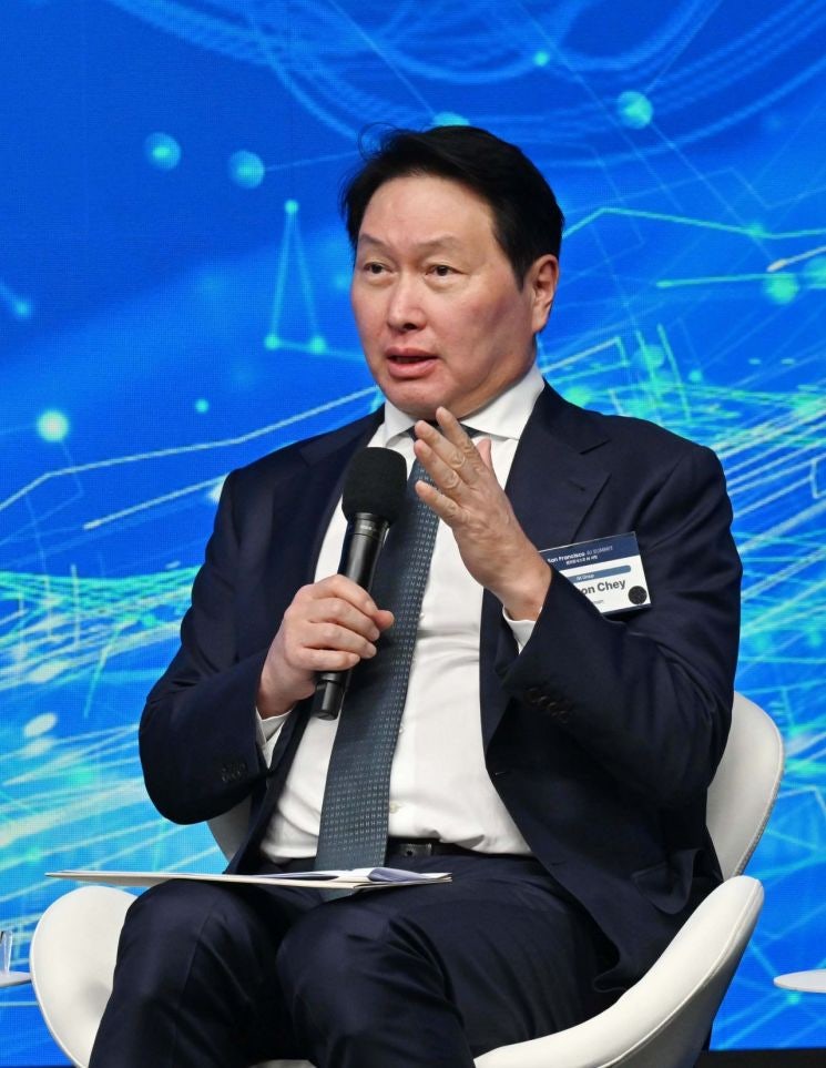 <b>최태원</b>, SK하이닉스 주식 48억 규모 <b>장내매수</b>